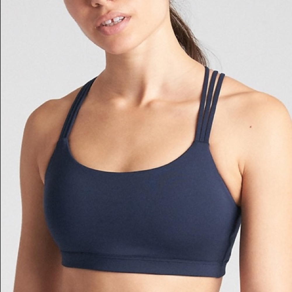 GapFit Eclipse Medium Support Strappy Sports Bra